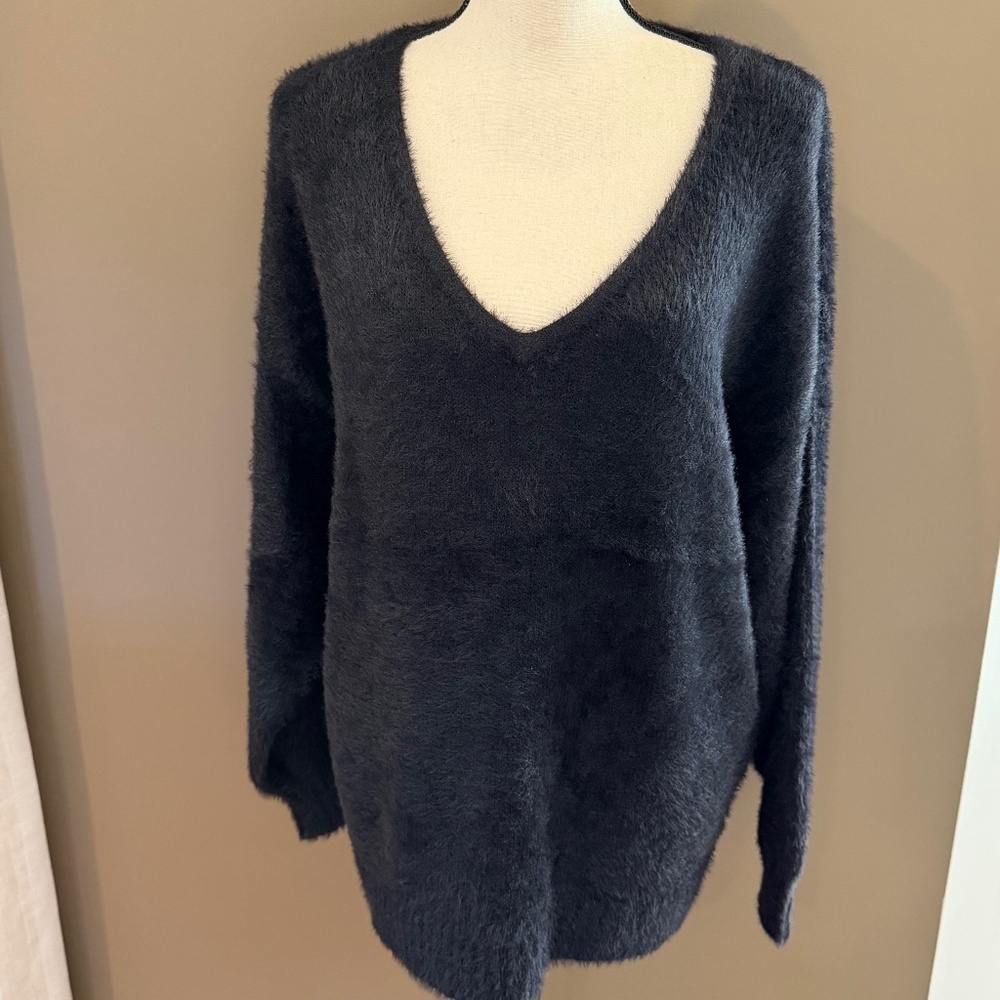 Old Navy Women's Black Eyelash Fuzzy V-neck sweater, Loose Fit, Size Medium